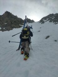 In salita nel canale 100 metri sotto la cima