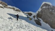 Il passaggio in cresta dopo il deposito sci (la catena è scomparsa sotto la neve)