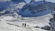 Scendendo dalla cima al deposito sci nel grandioso panorama orobico