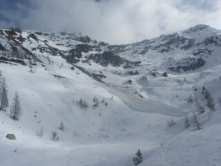 Le slavine di fondo sulla strada per l'alpe Met Ros (in alto a sx) verso cui abbiamo tagliato (ripidino, neve ancora dura).