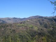 Salendo lungo la sterrata si aprono belle viste su Suvero ed il Monte Civolaro