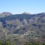 Dalla cima del Monte Nero il paese di Veppo coi Monti Scalocchia e Coppigliolo 