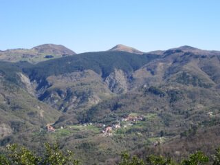 Dalla cima del Monte Nero il paese di Veppo coi Monti Scalocchia e Coppigliolo 