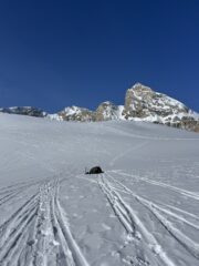 La nostra tenda e il primo pendio, sullo sfondo le Couart e la Tsanteleina