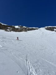 Zigzag fino sotto le rocce e poi rapidamente fuori