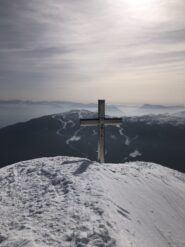 Paganella dietro la croce di vetta
