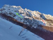 Dalla base del canale Majori: in verde l'attacco della direttissima Gulli, in rosso l'attacco della Iurisci-Carusi