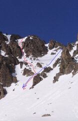 In blu il canale SO dal passo Fiorio Ratti, in rosso il canale alternativo 
