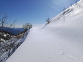 La strada per il Colle del Garezzo sepolta dalla neve 