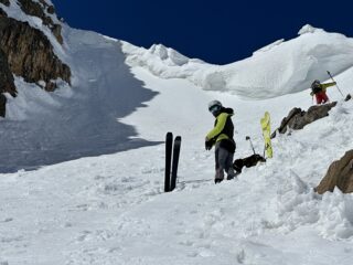 dove abbiamo calzato gli sci, si vede bene la supercornice. Meno male che faceva freddo.....