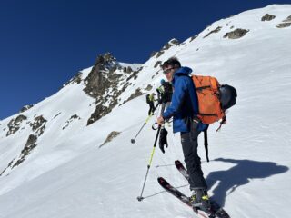 a q. 2430  dobbiamo calare di una decina di metri, siamo stati troppo alti in salita