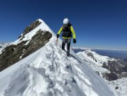 sulla cresta, rientrando dopo aver raggiunto il salto nevoso che si vede sullo sfondo