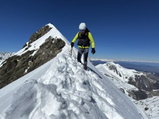 sulla cresta, rientrando dopo aver raggiunto il salto nevoso che si vede sullo sfondo