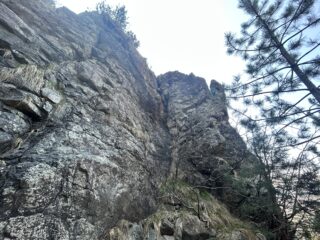 Diedro del torrente che direi molto ostico e di difficile protezione 