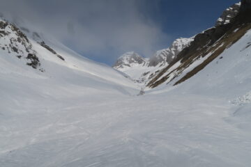 il vallone dove scorre il torrente ben ricoperto dalla neve