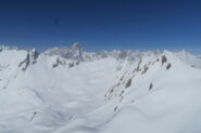 al centro l'Aiguille d'Artanavaz da poco sotto la cima, sullo sfondo le Grandes Jorasses