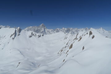 al centro l'Aiguille d'Artanavaz da poco sotto la cima, sullo sfondo le Grandes Jorasses