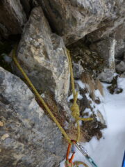 Cordone nella comoda nicchia rocciosa della sosta L4