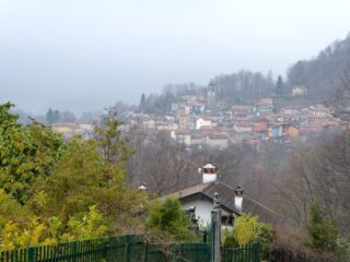 Quarna Sopra vista dal termine della mulattiera lastricata.