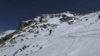 Curve sotto la cima con pietre in agguato