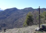 Bric delle Gorge, sullo sfondo a sx la Rocca dell'Ula a dx Croce Praboccone