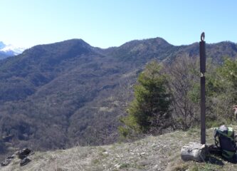 Bric delle Gorge, sullo sfondo a sx la Rocca dell'Ula a dx Croce Praboccone