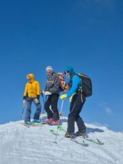 croce di vetta sommersa dalle neve