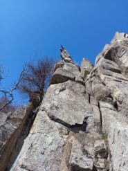 Elena in cima allo Sperone, alla fine di L4 (o L5 se si spezza il tiro)