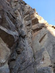 Attacco della via a sinistra di sotto il vestito
