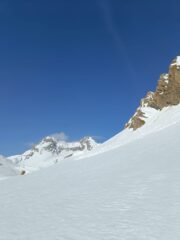 Il Grand Golliaz, sulla destra, con la pala finale che porta all'Anticima ben visibile