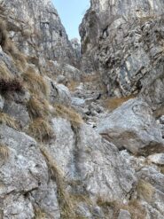 Ingresso/attacco del canale: si noti il masso piramidale e in alto a destra il larice o abete