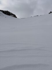 In lontananza si vede la palina indicatrice della sella del canale Comera 1790m.