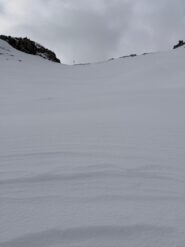 In lontananza si vede la palina indicatrice della sella del canale Comera 1790m.