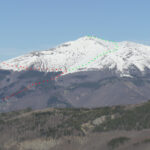 Versante SO, in rosso l'avvicinamento allo scivolo nord, in verde la discesa