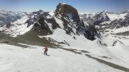Il lungo pendio che posa sul catino del canale 