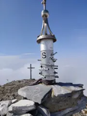 Ometto di vetta e croce sullo sfondo