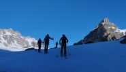 In salita, sotto le pendici ancora in ombra dell'Albrage