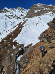 La cascata che interrompe la continuità del vallone (in discesa si passa sull'altro versante)