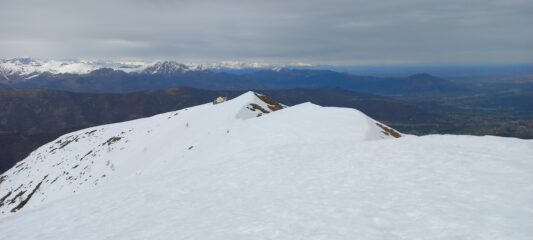 Vista dalla dorsale oltre il rifugio Mitt: molta neve