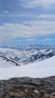 Il pianoro sotto la Punta Tempesta e le montagne della valle Stura sullo sfondo 