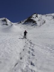 La neve incomincia a perdere consistenza ma con le ciaspole si scende bene.