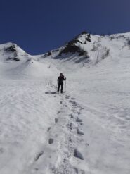La neve incomincia a perdere consistenza ma con le ciaspole si scende bene.
