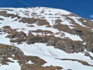 Versante Sud da sotto (evidente la cengia verso sx che permette di uscire prima delle rocce)
