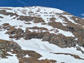 Versante Sud da sotto (evidente la cengia verso sx che permette di uscire prima delle rocce)