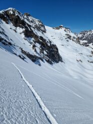 La traccia sul pendio verso il colle del Carro