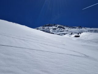 Belle curve su crosta sottile fuori dalle rotte del gregge nel vallone del Carro