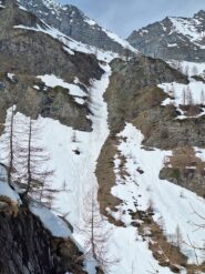 Il canalino che dal col di Coi (sullo sfondo) porta all'Inchiun