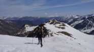 I volenterosi arrivano in cima dopo la prima discesa a sud 