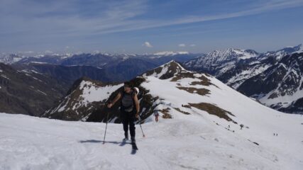 I volenterosi arrivano in cima dopo la prima discesa a sud 