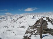 Croce di vetta, sullo sfondo Aletschhorn e Finsteraarhorn spuntano dalle nuvole